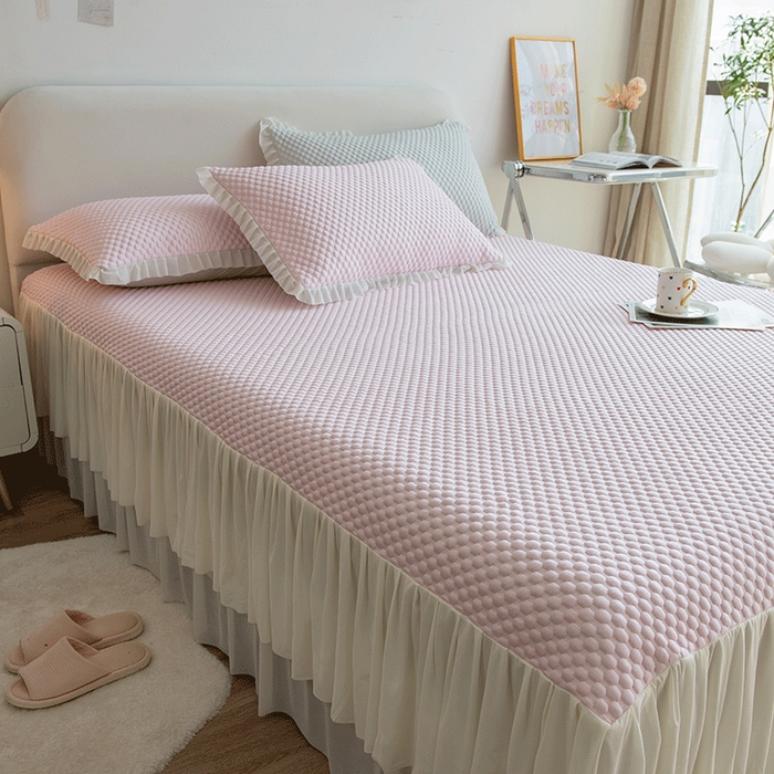 91家纺网 家纺一手货源 找家纺 青雅席业 2025新款蕾丝花边床单款凉豆豆快速冰感凉席三件套 豆豆粉