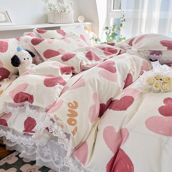 91家纺网 家纺一手货源 找家纺 添越 2024新款雪纺蕾丝款纯棉床盖四件套 怦然心动-粉