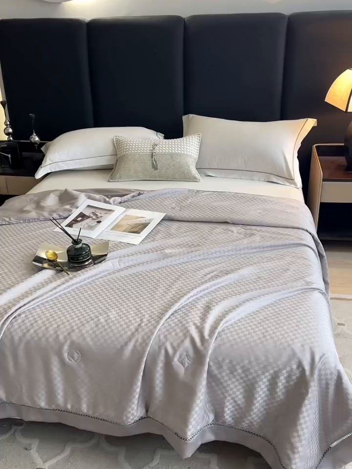 91家纺网 家纺一手货源 找家纺 蜜柚 2024新款60s莱赛尔天丝提花大豆夏被-格言系列（控价199以上） 格言灰