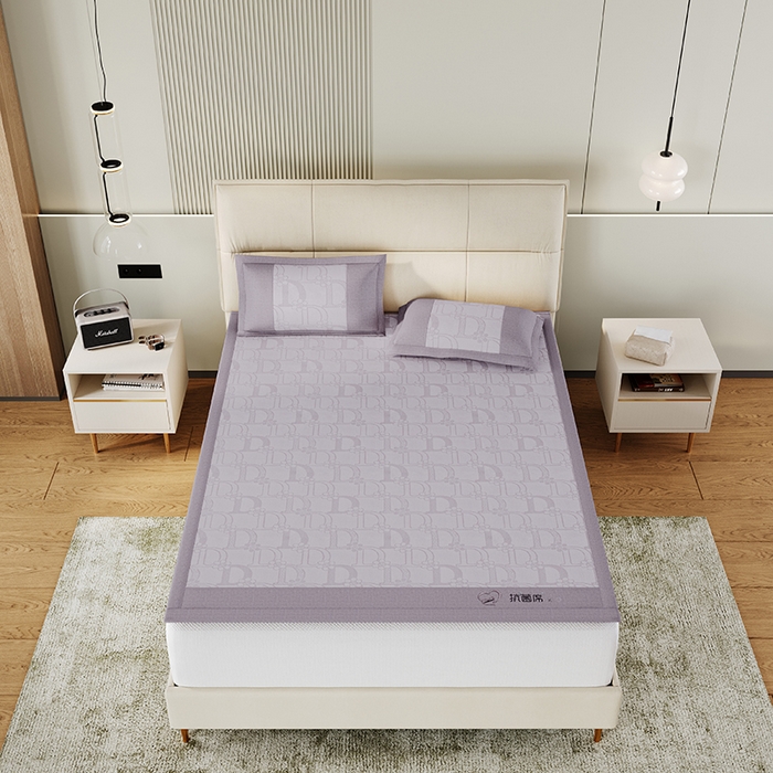 91家纺网 家纺一手货源 找家纺 爱宝被业 2024新款冰丝凉席提花刺绣字母款 紫