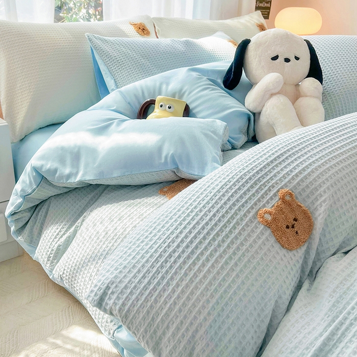 91家纺网 家纺一手货源 找家纺 慕尚 2025新款全棉华夫格毛巾绣四件套 华夫格小熊仔蓝