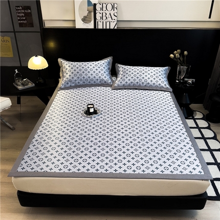 91家纺网 家纺一手货源 找家纺 孩子王家纺 2024新款高档提花加厚凉感款冰丝席路易世家系列-成人凉席 路易世家-蓝（高档提花 加厚凉感款）