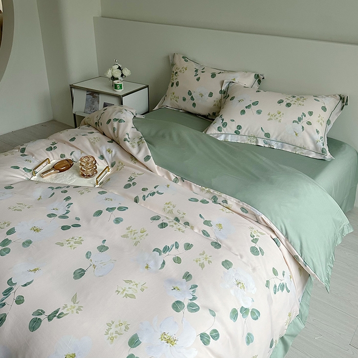 91家纺网 家纺一手货源 找家纺 氧家 2025新款莱赛尔天丝数码印花四件套宽边断角工艺（礼盒装）伊美莎粉