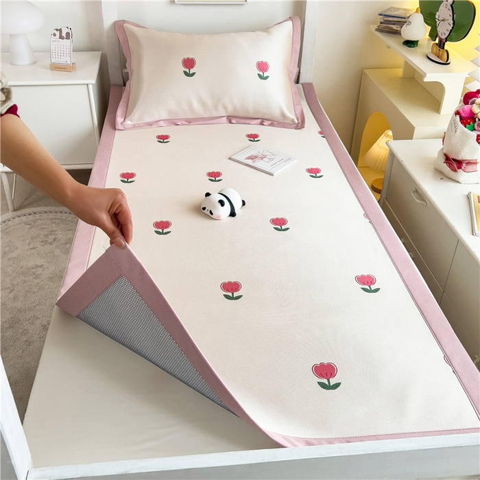 91家纺网 家纺一手货源 找家纺 孩子王家纺 2024新款凉感卡通冰丝席-学生款 粉嫩小郁金