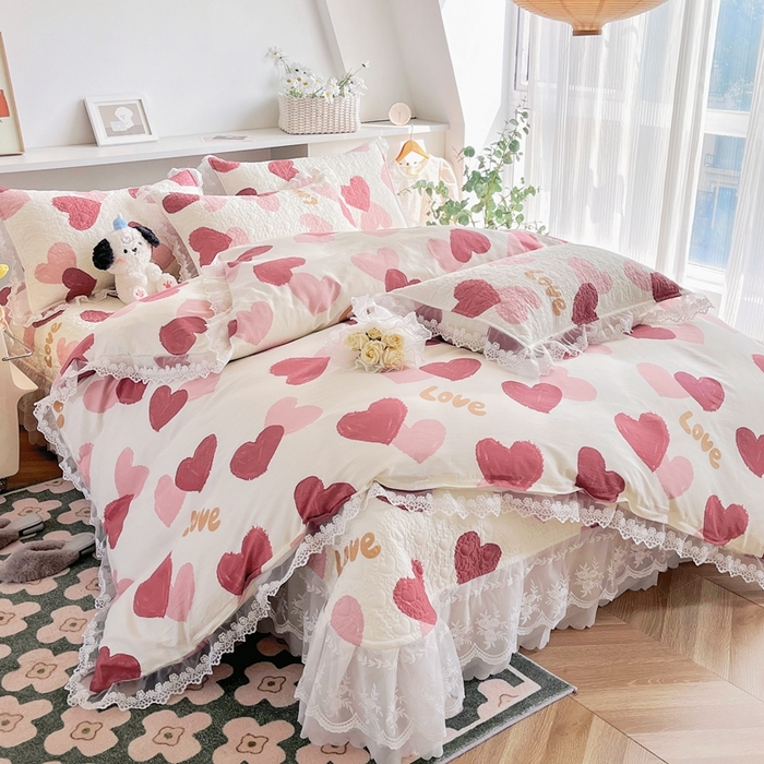 91家纺网 家纺一手货源 找家纺 添越 2024新款雪纺蕾丝款纯棉床盖四件套 怦然心动-粉