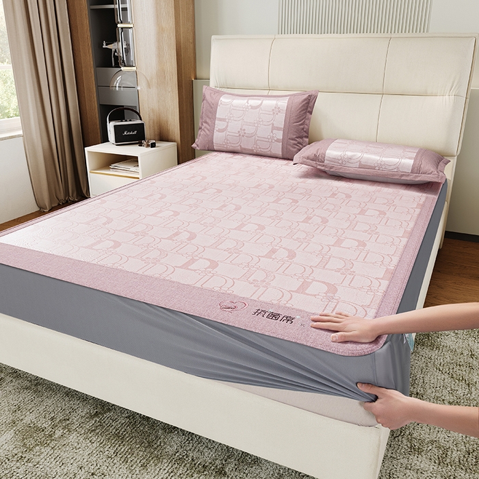 91家纺网 家纺一手货源 找家纺 爱宝被业 2024新款冰丝凉席提花刺绣字母款 粉