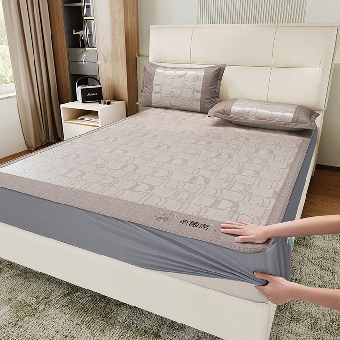 91家纺网 家纺一手货源 找家纺 爱宝被业 2024新款冰丝凉席提花刺绣字母款 灰