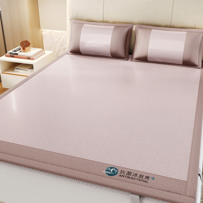 91家纺网 家纺一手货源 找家纺 爱宝被业 2025新款冰丝凉席刺绣款 粉