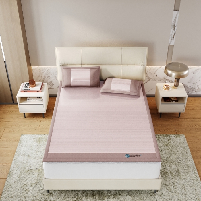 91家纺网 家纺一手货源 找家纺 爱宝被业 2025新款冰丝凉席刺绣款 粉