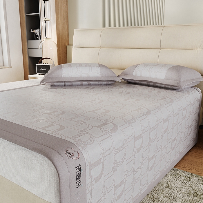 91家纺网 家纺一手货源 找家纺 爱宝被业 2024新款冰丝凉席提花刺绣字母款 灰