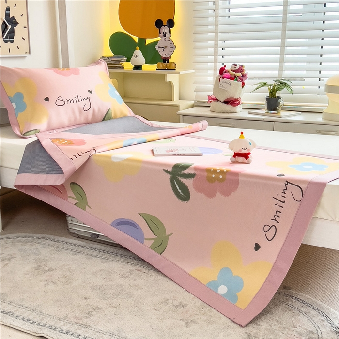 91家纺网 家纺一手货源 找家纺 孩子王家纺 2024新款凉感卡通冰丝席-学生款 缤纷花园