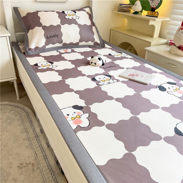 91家纺网 家纺一手货源 找家纺 孩子王家纺 2024新款凉感卡通冰丝席-学生款 雀跃小方狗