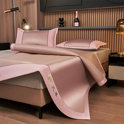 91家纺网 家纺一手货源 找家纺 莱轩席业 2024新款A类艾草冰藤刺绣款凉席-条席款 粉色