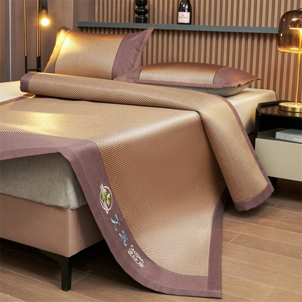 91家纺网 家纺一手货源 找家纺 莱轩席业 2024新款A类艾草冰藤刺绣款凉席-条席款 咖色