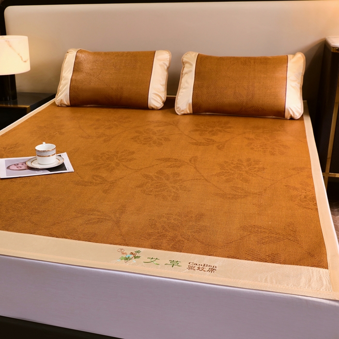 91家纺网 家纺一手货源 找家纺 青雅席业 2025新款艾草刺绣双面驱蚊御藤席-正面藤席-背面冰丝双面两用 双面席水中花