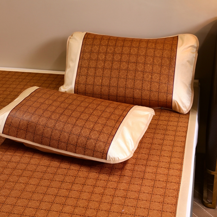 91家纺网 家纺一手货源 找家纺 青雅席业 2025新款艾草刺绣双面驱蚊御藤席-正面藤席-背面冰丝双面两用 双面席罗马格