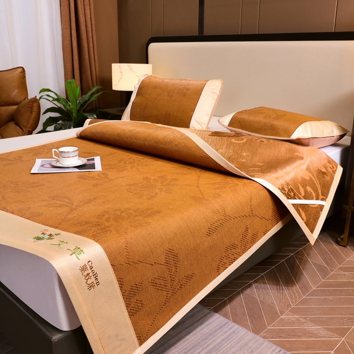 91家纺网 家纺一手货源 找家纺 青雅席业 2025新款艾草刺绣双面驱蚊御藤席-正面藤席-背面冰丝双面两用 双面席水中花