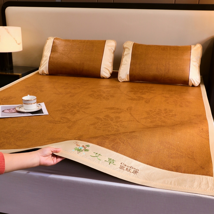 91家纺网 家纺一手货源 找家纺 青雅席业 2025新款艾草刺绣双面驱蚊御藤席-正面藤席-背面冰丝双面两用 双面席水中花