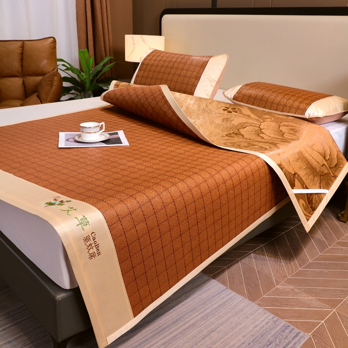 91家纺网 家纺一手货源 找家纺 青雅席业 2025新款艾草刺绣双面驱蚊御藤席-正面藤席-背面冰丝双面两用 双面席罗马格