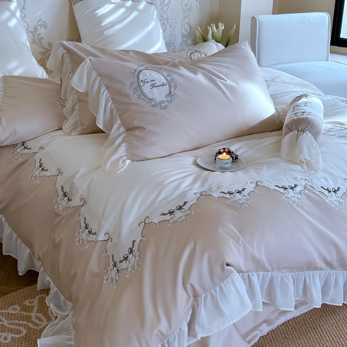 91家纺网 家纺一手货源 找家纺 MIU缪家居2024新款100支全棉四件套-罗马假日（场景二） 奶茶色