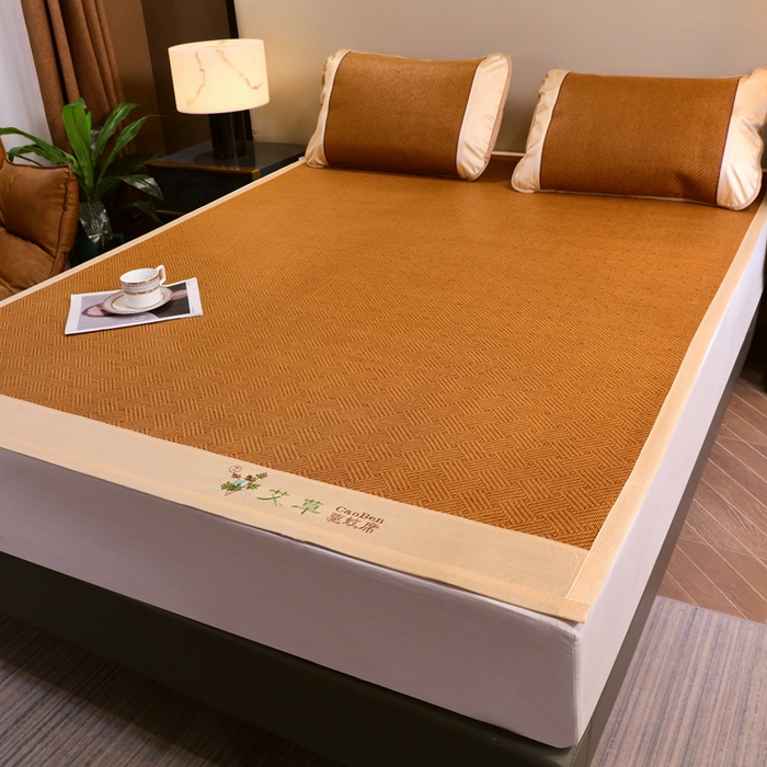 91家纺网 家纺一手货源 找家纺 青雅席业 2025新款艾草刺绣双面驱蚊御藤席-正面藤席-背面冰丝双面两用 双面席饼干花