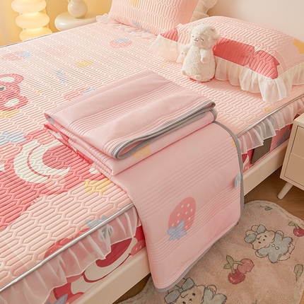 91家纺网 家纺一手货源 找家纺 牛魔王 2025新款冰丝凉感丝夏被 草莓熊