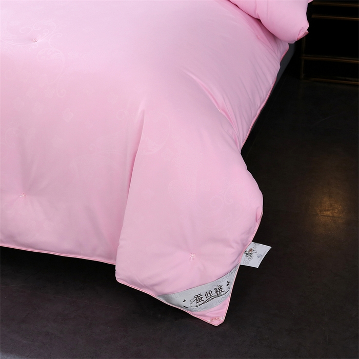 91家纺网 家纺一手货源 找家纺 恒鑫家纺 2025新款全棉提花蚕丝被 初恋粉