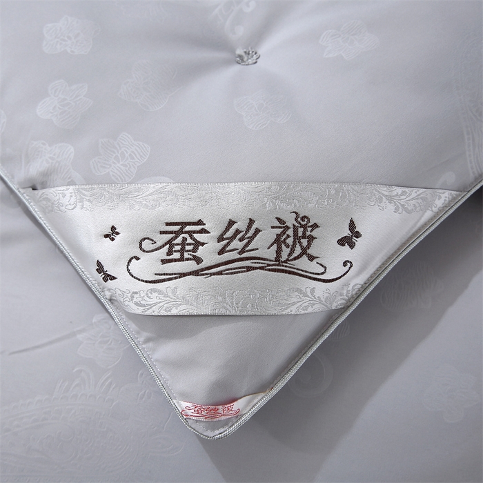 91家纺网 家纺一手货源 找家纺 恒鑫家纺 2025新款全棉提花蚕丝被 绅士灰