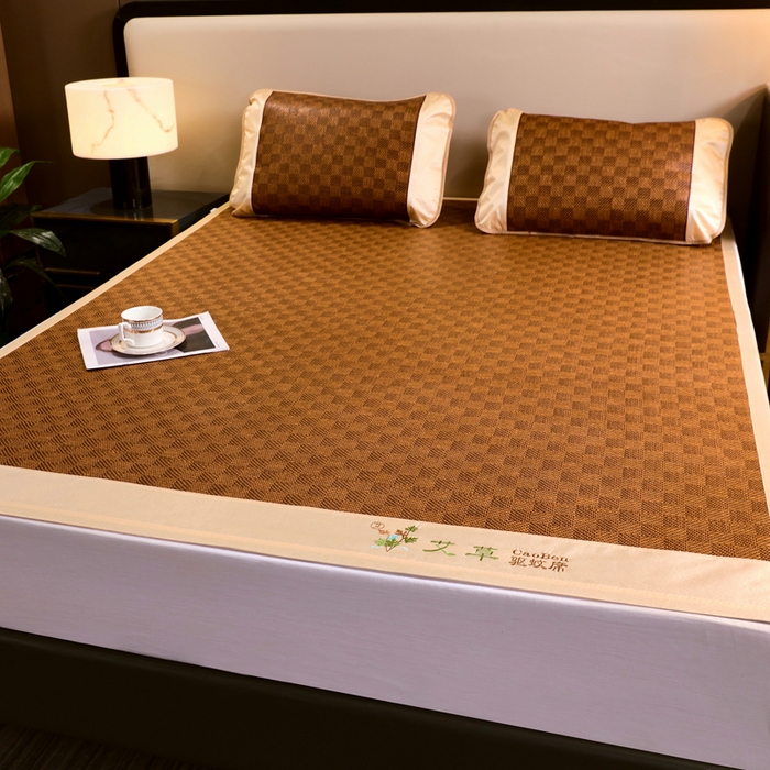 91家纺网 家纺一手货源 找家纺 青雅席业 2025新款艾草刺绣双面驱蚊御藤席-正面藤席-背面冰丝双面两用 双面席经典格