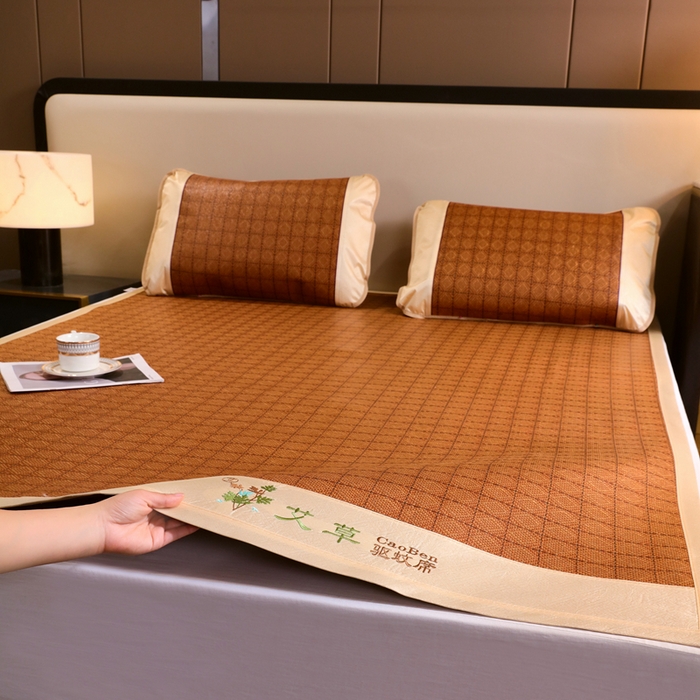 91家纺网 家纺一手货源 找家纺 青雅席业 2025新款艾草刺绣双面驱蚊御藤席-正面藤席-背面冰丝双面两用 双面席罗马格