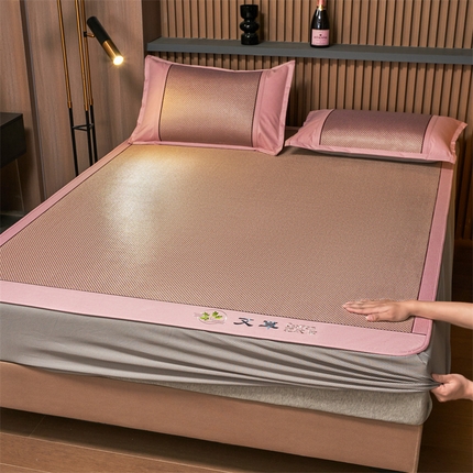 91家纺网 家纺一手货源 找家纺 莱轩席业 2024新款A类艾草冰藤刺绣款凉席-床笠款 粉色