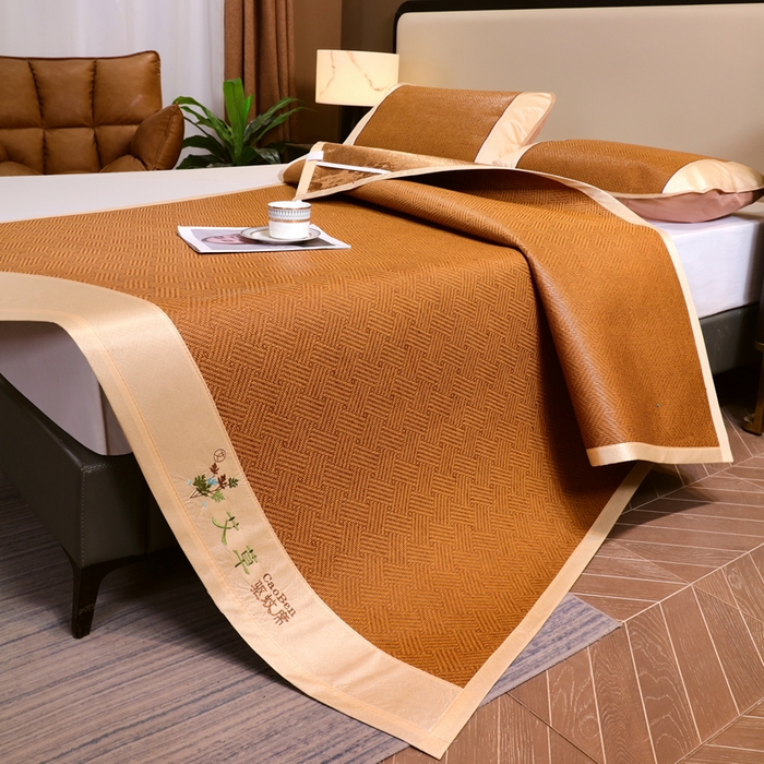 91家纺网 家纺一手货源 找家纺 青雅席业 2025新款艾草刺绣双面驱蚊御藤席-正面藤席-背面冰丝双面两用 双面席饼干花