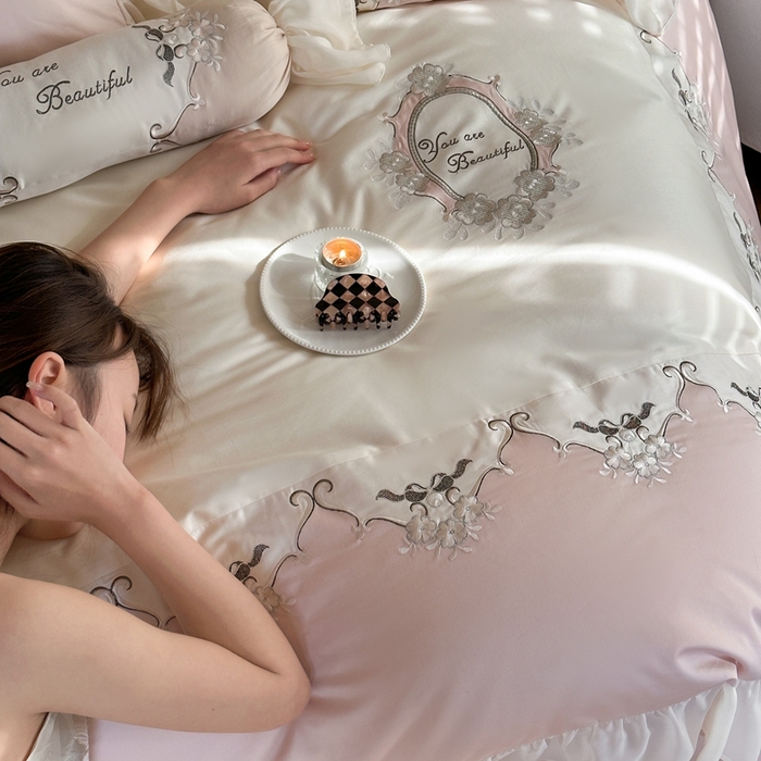 91家纺网 家纺一手货源 找家纺 MIU缪家居2024新款100支全棉四件套-罗马假日（场景二） 公主粉