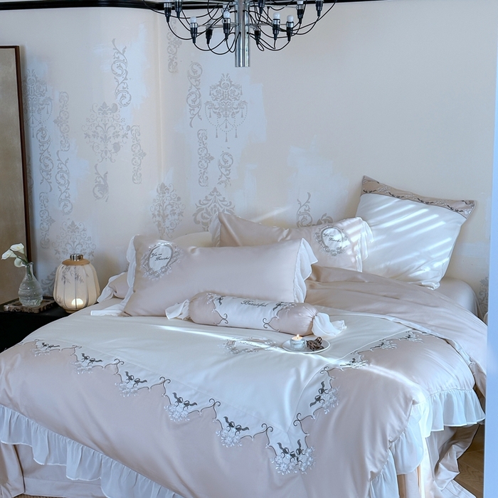 91家纺网 家纺一手货源 找家纺 MIU缪家居2024新款100支全棉四件套-罗马假日（场景二） 奶茶色