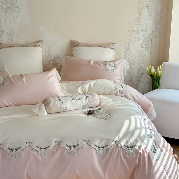 91家纺网 家纺一手货源 找家纺 MIU缪家居2024新款100支全棉四件套-罗马假日（场景二） 公主粉