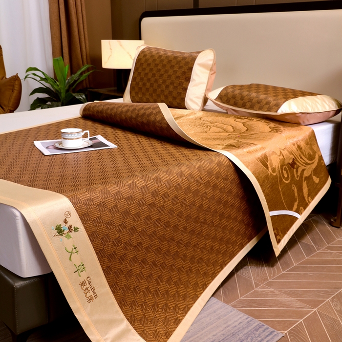 91家纺网 家纺一手货源 找家纺 青雅席业 2025新款艾草刺绣双面驱蚊御藤席-正面藤席-背面冰丝双面两用 双面席经典格