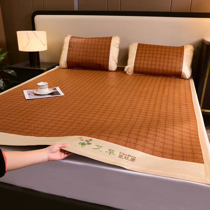 91家纺网 家纺一手货源 找家纺 青雅席业 2025新款艾草刺绣双面驱蚊御藤席-正面藤席-背面冰丝双面两用 双面席罗马格