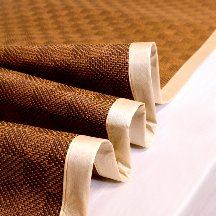 91家纺网 家纺一手货源 找家纺 青雅席业 2025新款艾草刺绣双面驱蚊御藤席-正面藤席-背面冰丝双面两用 双面席经典格