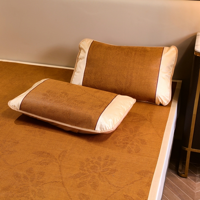 91家纺网 家纺一手货源 找家纺 青雅席业 2025新款艾草刺绣双面驱蚊御藤席-正面藤席-背面冰丝双面两用 双面席水中花