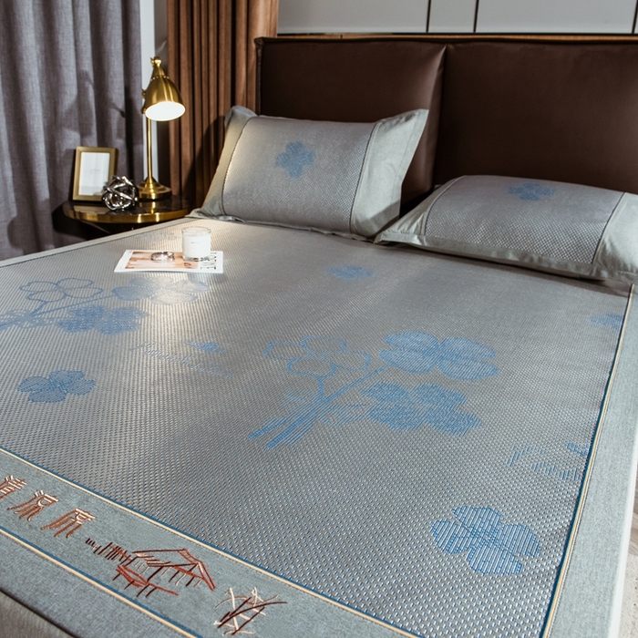 91家纺网 家纺一手货源 找家纺 全季家居 2024新款加厚加密宽边刺绣提花冰藤凉席 夏花-烟灰（床席款）