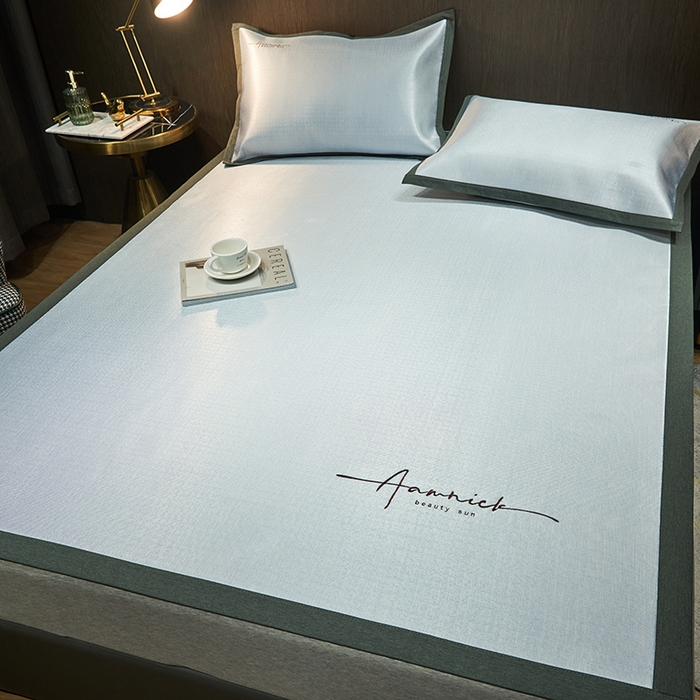 91家纺网 家纺一手货源 找家纺 全季家居 2024新款纯色英文刺绣肌理纹冰丝凉席 淡蓝色（床席款）