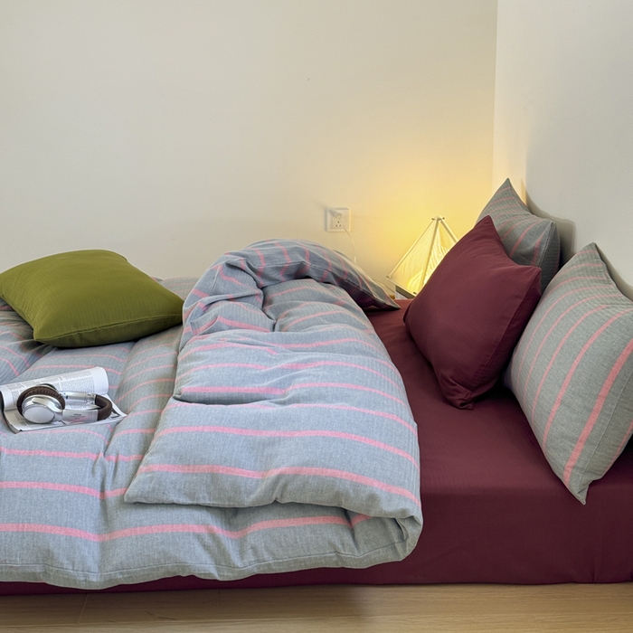 91家纺网 家纺一手货源 找家纺 玛奇朵 2024春夏新品A类全棉小肌理纹提花简约色织条纹四件套-宝格丽系列 宝格丽-綪红