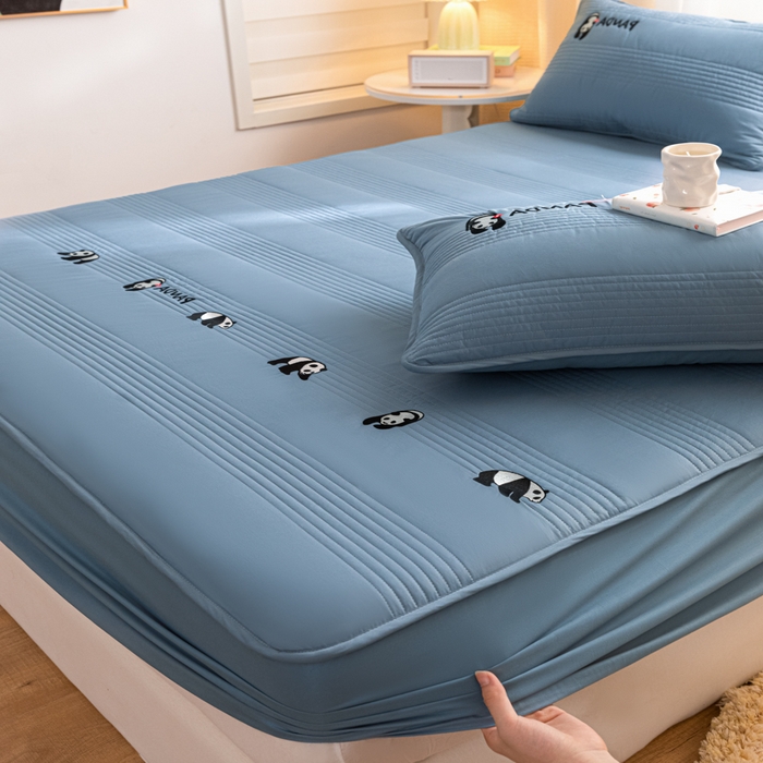 91家纺网 家纺一手货源 找家纺 鑫钰 2024全棉大豆夹棉床笠 熊猫Team-优雅蓝