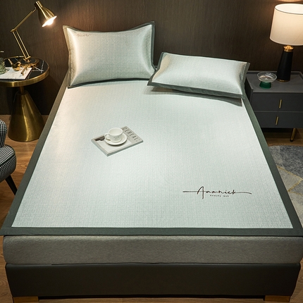 91家纺网 家纺一手货源 找家纺 全季家居 2024新款纯色英文刺绣肌理纹冰丝凉席 魔法绿（床席款）