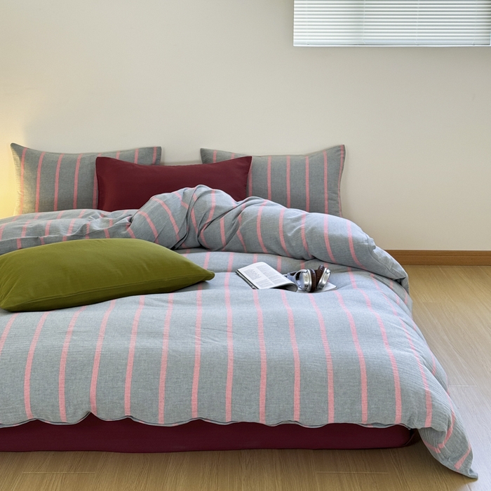 91家纺网 家纺一手货源 找家纺 玛奇朵 2024春夏新品A类全棉小肌理纹提花简约色织条纹四件套-宝格丽系列 宝格丽-綪红