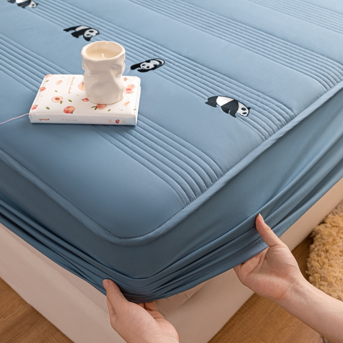 91家纺网 家纺一手货源 找家纺 鑫钰 2024全棉大豆夹棉床笠 熊猫Team-优雅蓝