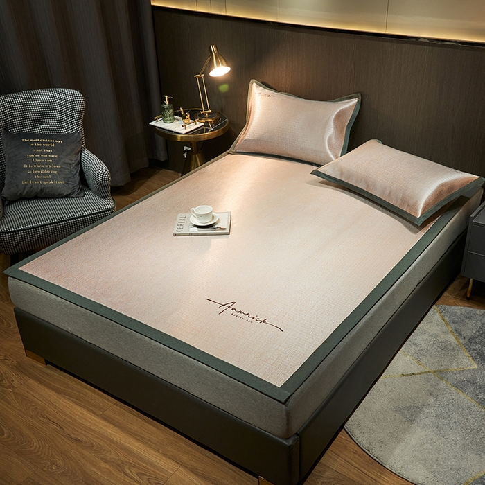 91家纺网 家纺一手货源 找家纺 全季家居 2024新款纯色英文刺绣肌理纹冰丝凉席 浅黄色（床席款）