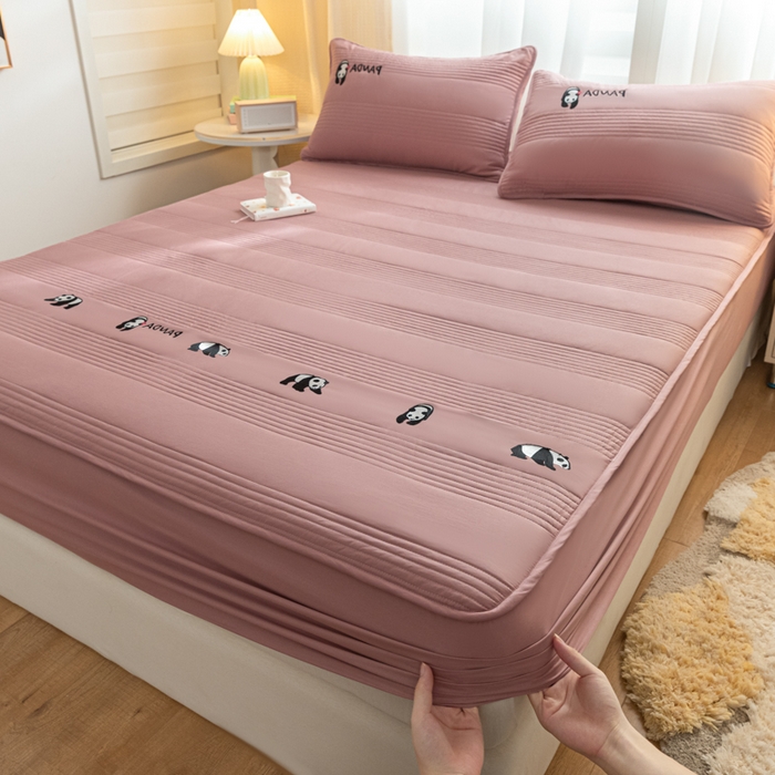 91家纺网 家纺一手货源 找家纺 鑫钰 2024全棉大豆夹棉床笠 熊猫Team-豆沙粉