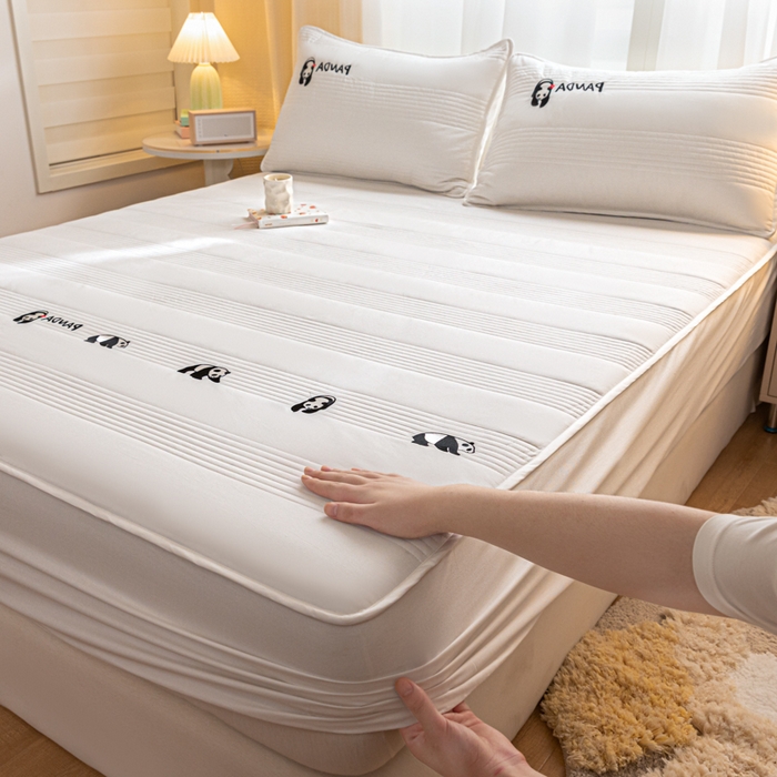 91家纺网 家纺一手货源 找家纺 鑫钰 2024全棉大豆夹棉床笠 熊猫Team-月光白