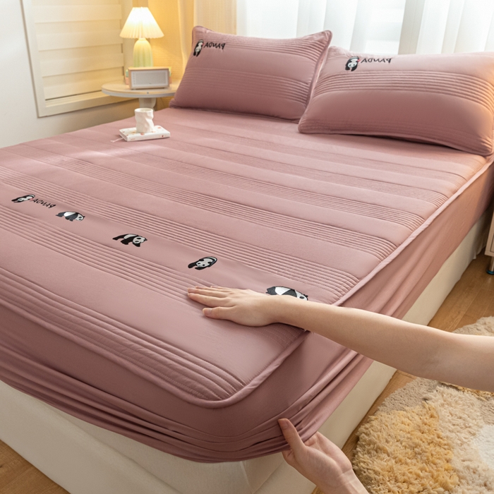 91家纺网 家纺一手货源 找家纺 鑫钰 2024全棉大豆夹棉床笠 熊猫Team-豆沙粉